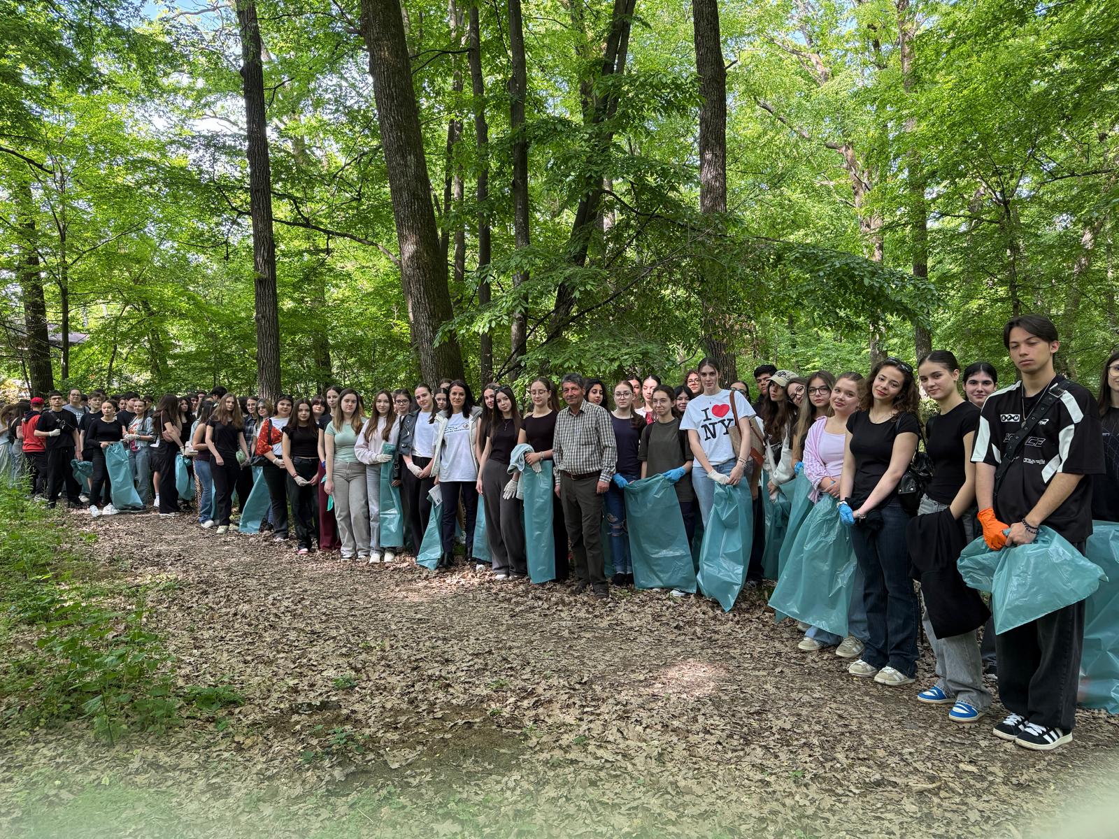 Peste 100 de elevi în „săptămâna verde”: igienizare în cadrul Proiectului EcoBratianu
